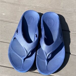 OOFOS Navy Recovery Sandals unisex